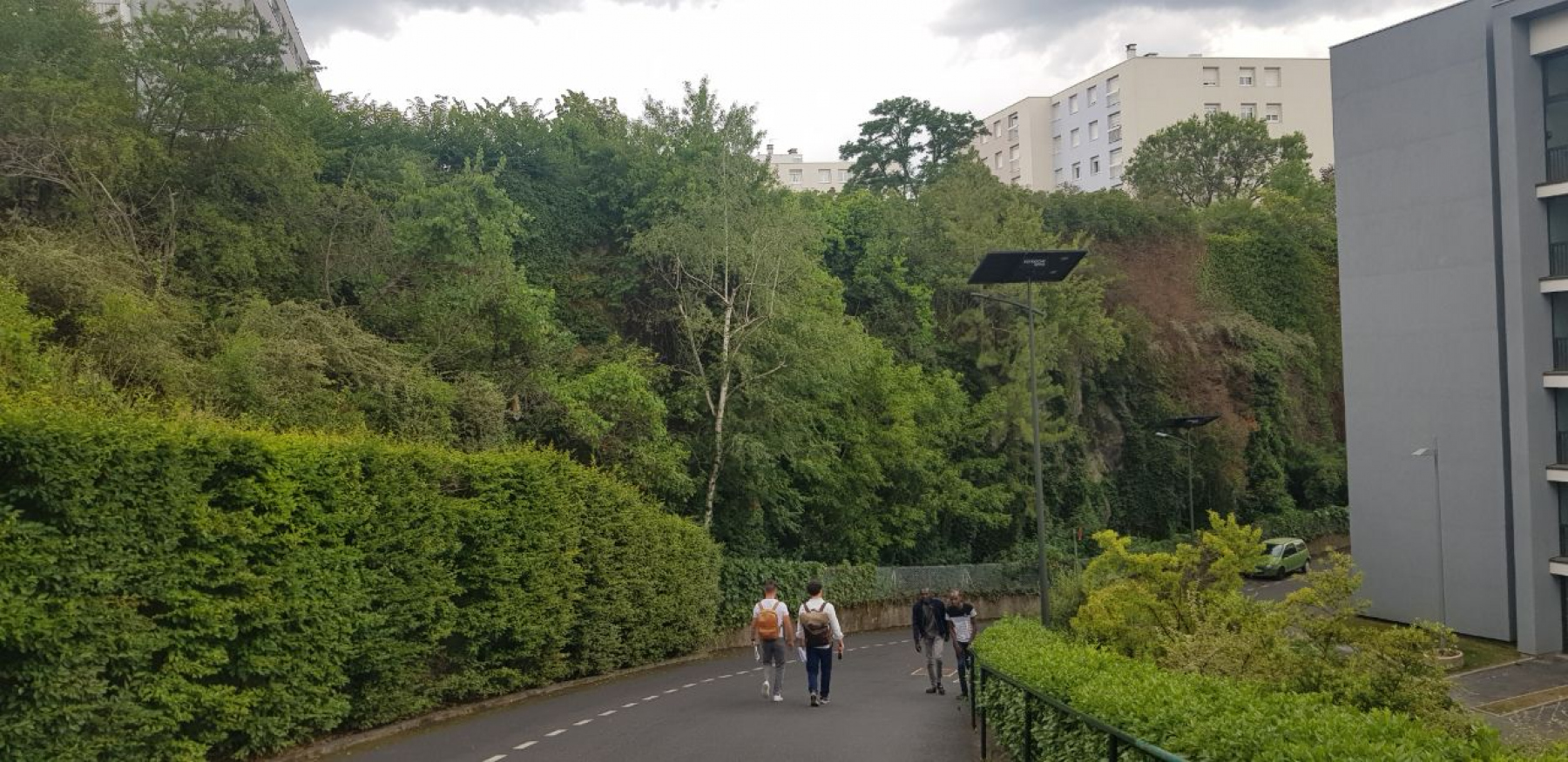 Illustration - Au pied de la falaise basaltique (site du CROUS)