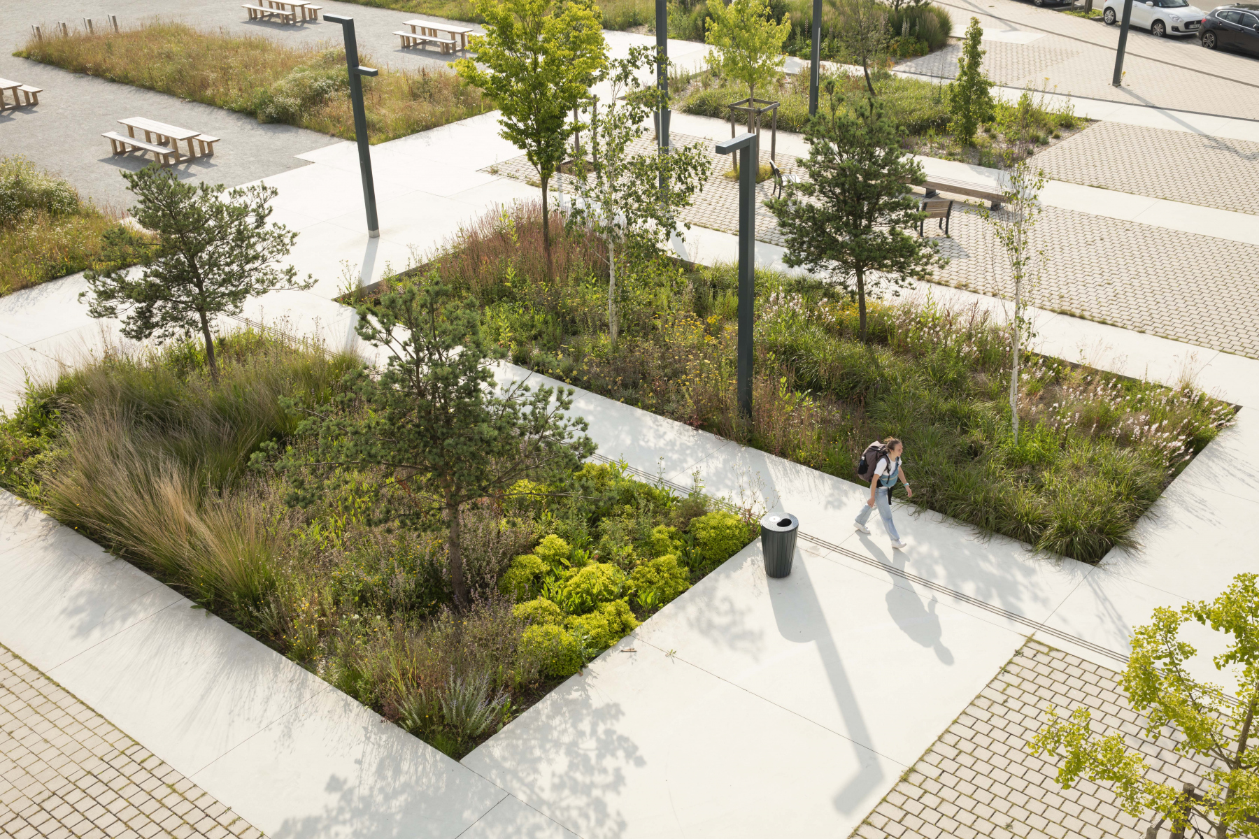 Illustration - La place vue depuis les escaliers du métro, en juin 2024
