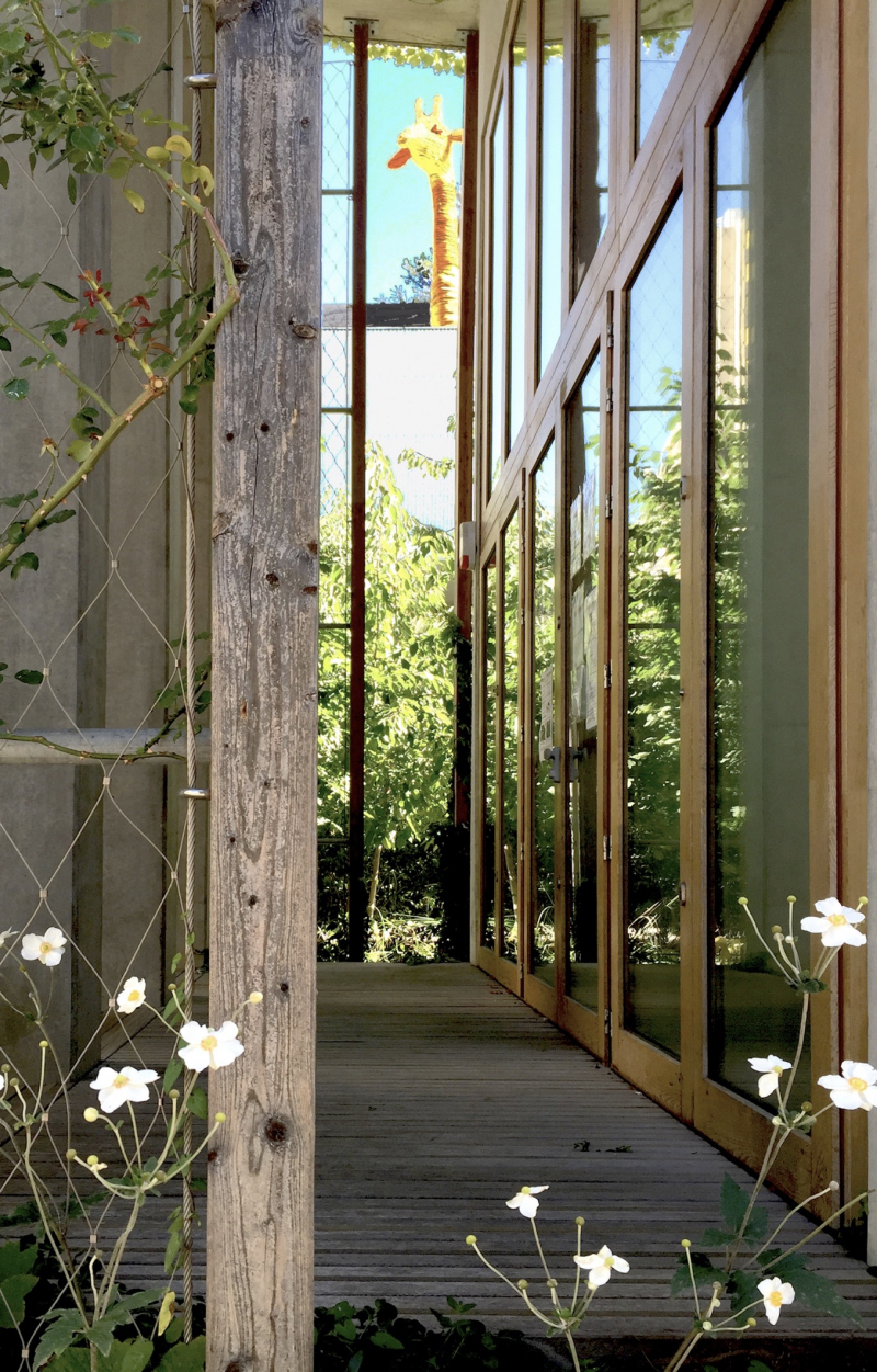 Illustration - Passage sous la passerelle vers la crèche