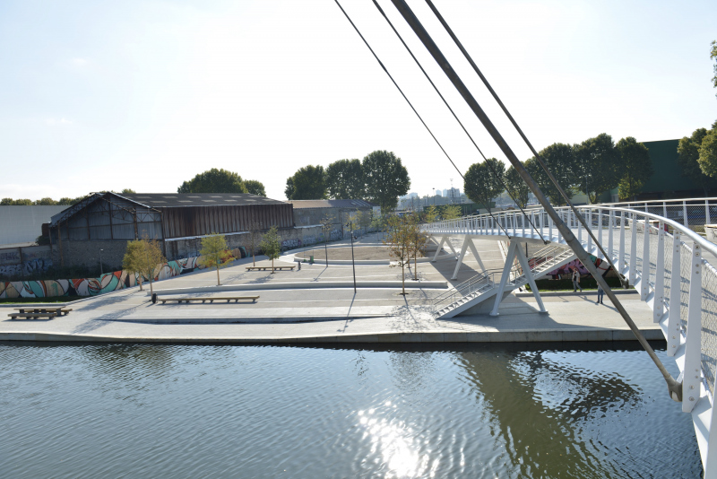 Illustration - La place vue depuis la passerelle