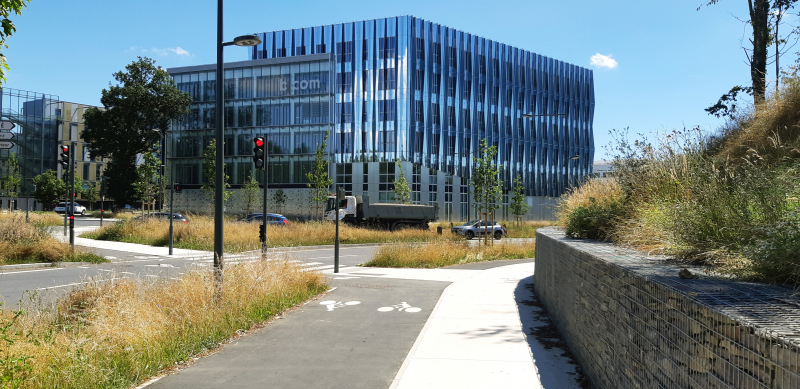 Illustration - Les murets de soutènement sont en gabions de schiste local (carrières de St-Just)
