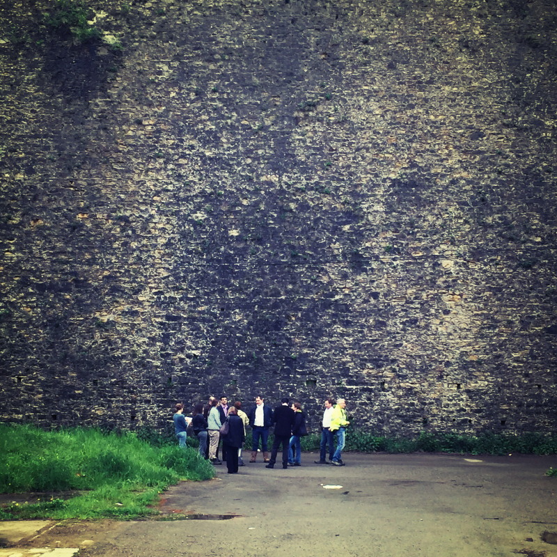 Illustration - Au pied du mur de la plateforme haute