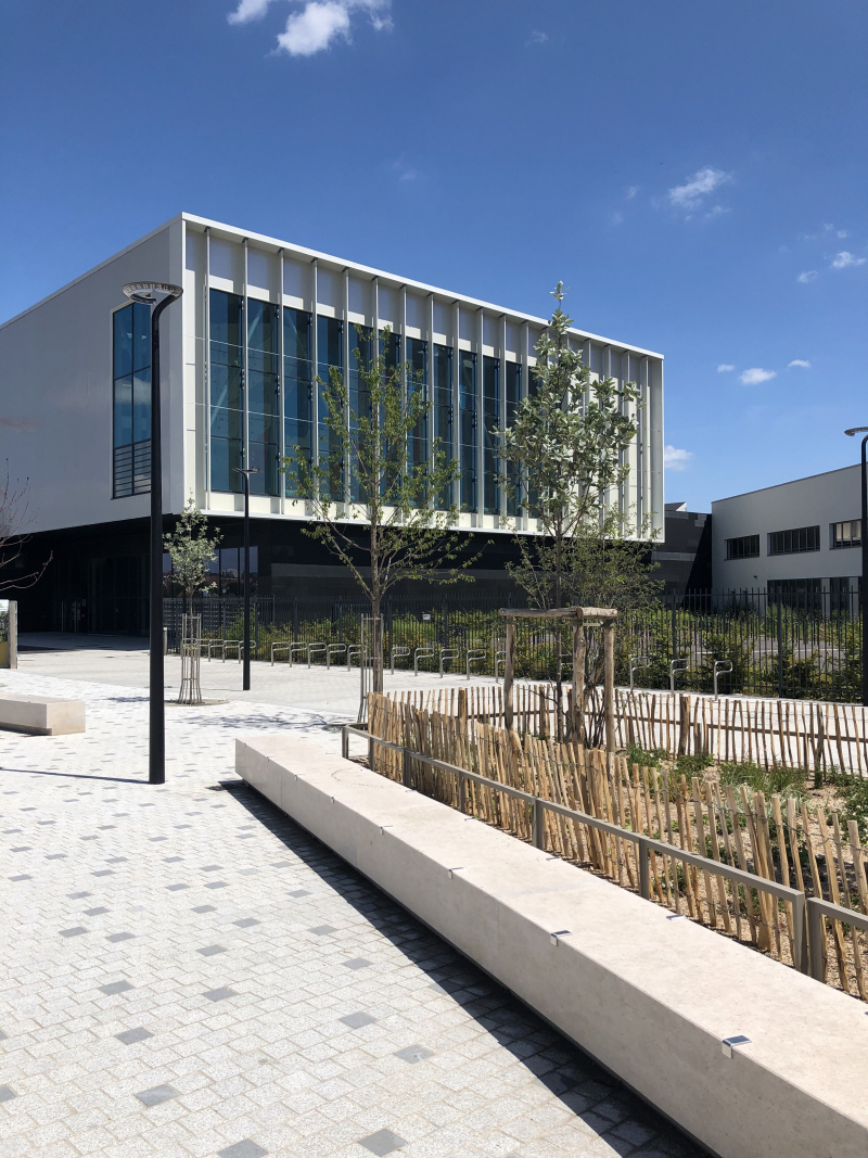 Illustration - Vue sur le parvis du collège livré en 2020