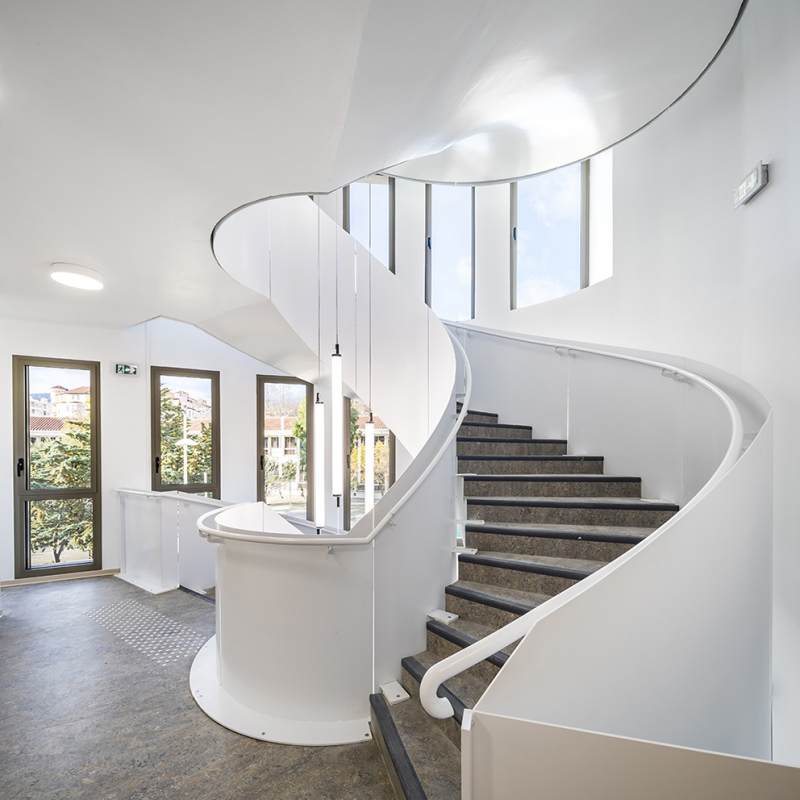 Illustration - Escalier principal de la partie extension - ©Sergio Grazia