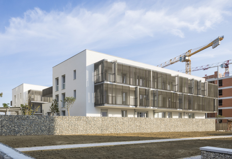 Illustration - Bâtiment avec balcons filants et persiennes