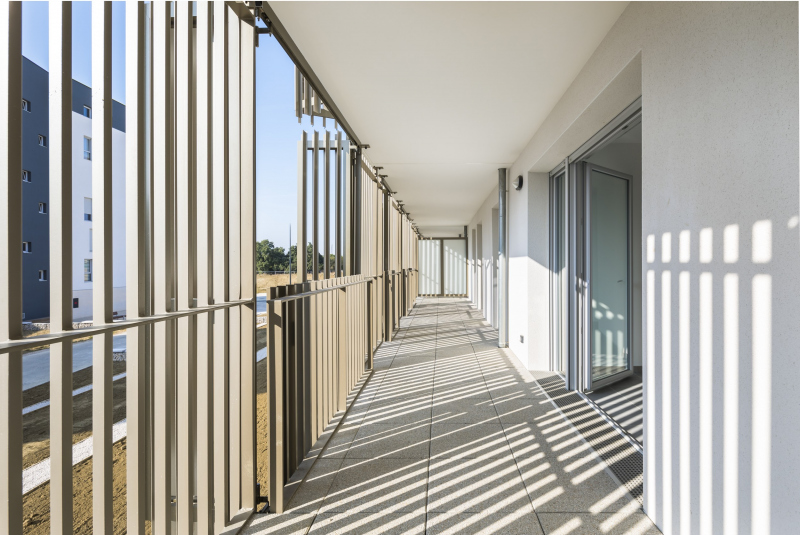 Illustration - Vue depuis les balcons filants avec persiennes