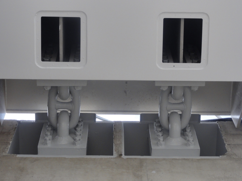 Illustration - Les anneaux retenant la passerelle au pont existant