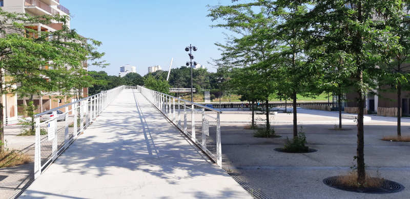 Illustration - La place et la passerelle en juillet 2021, 7 ans après la livraison