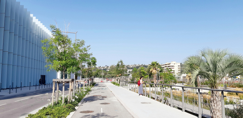 Illustration - La rue Julien Lauprêtre. Le bâtiment à droite est l'IMREDD (Marc Barani Architecte)