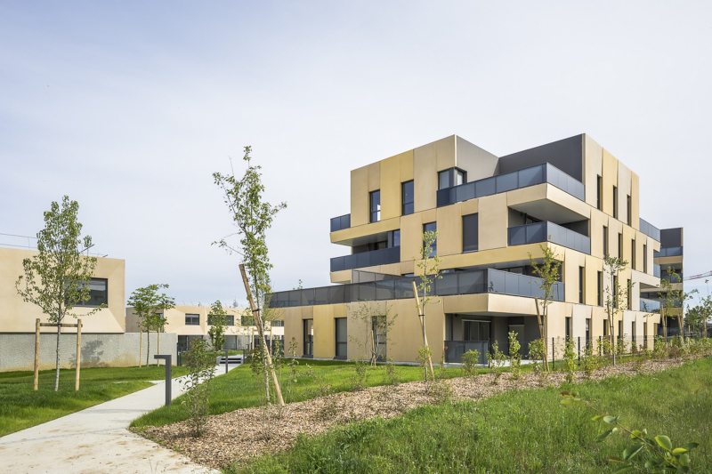 Illustration - Vue sur les jardins devant les plots
