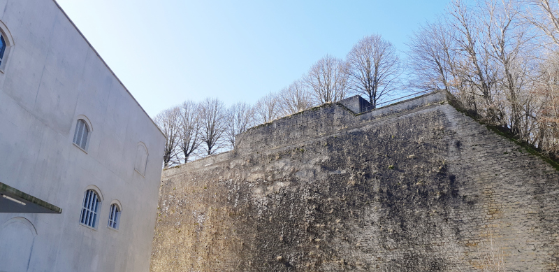 Illustration - Le monumental mur de soutènement des anciennes usines, vu depuis l’arrière du pôle culturel