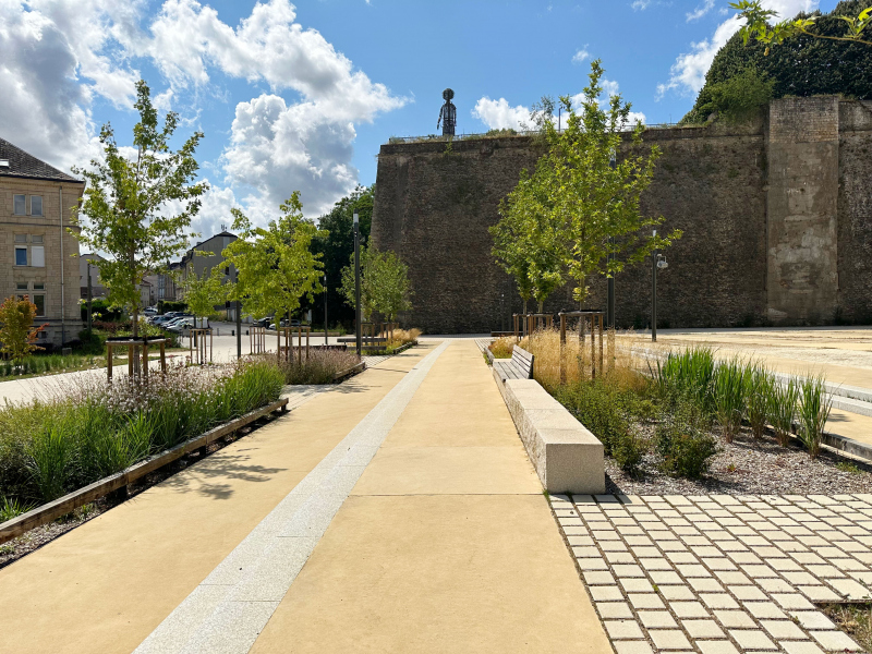 Illustration - Vue sur le belvédère, depuis le parvis de l’Arche
