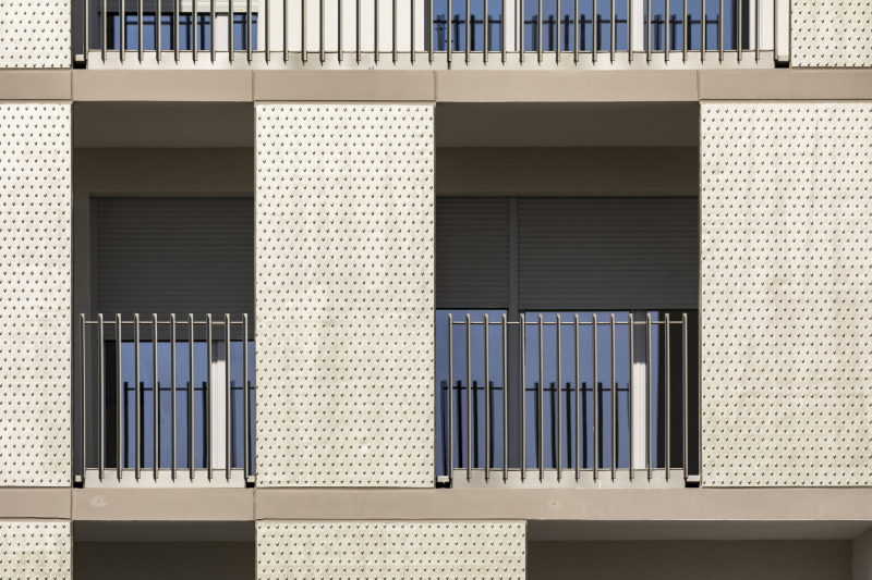 Illustration - Détail de la façade: béton matricé et peinture métallisée