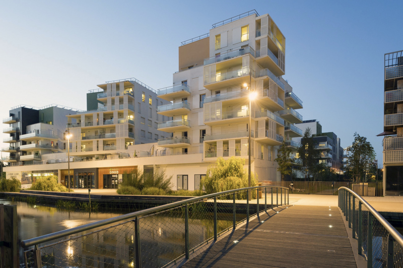 Illustration - Eclairage de nuit et front bâti le long du canal