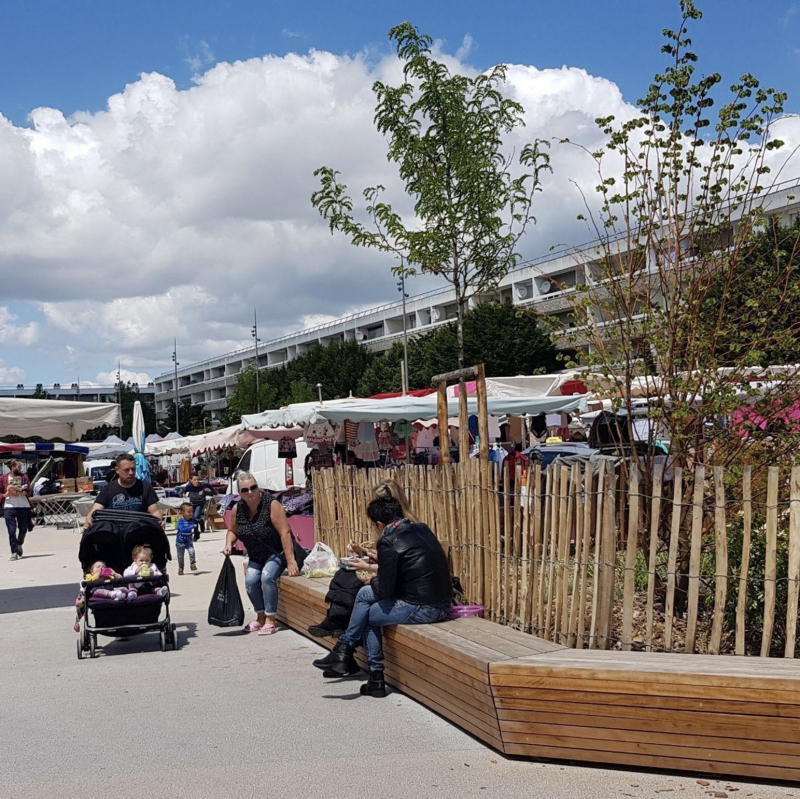 Illustration - Banc et ilot végétal de la place F Mitterrand jour de marché