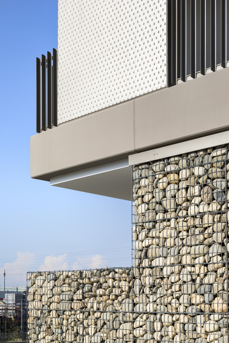 Illustration - Détail de la façade: sous-bassement en parement gabion