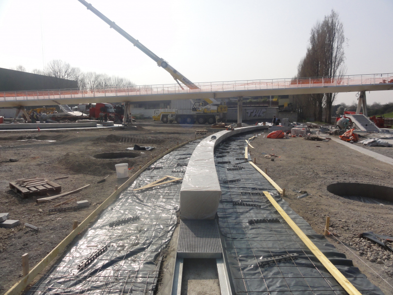 Illustration - De grands bancs courbes en béton blanc guident les eaux pluviales vers les noues latérales