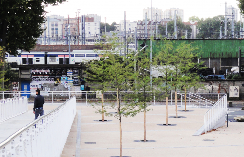 Illustration -  la place vue depuis la passerelle