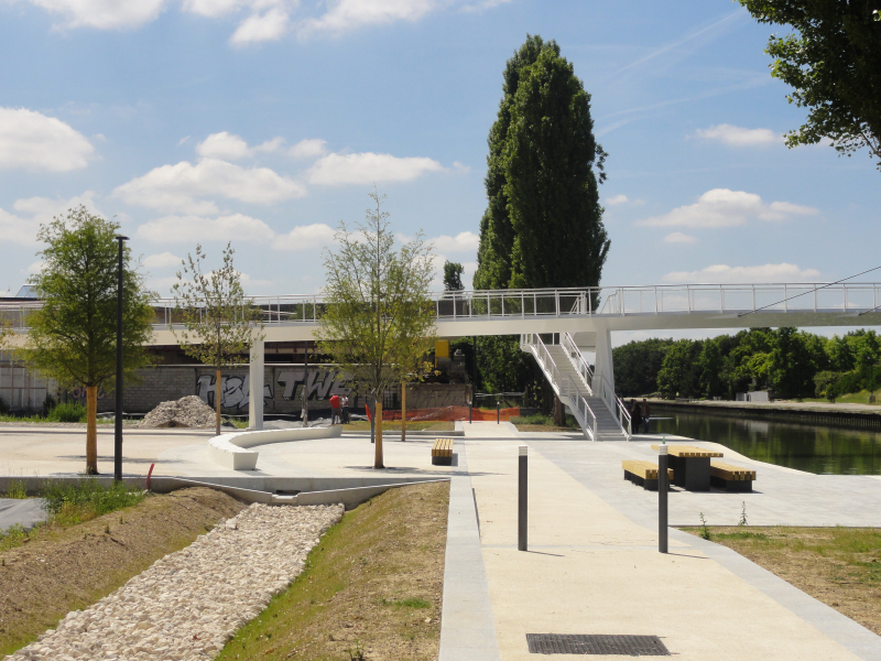 Illustration - La place vue depuis la berge du canal