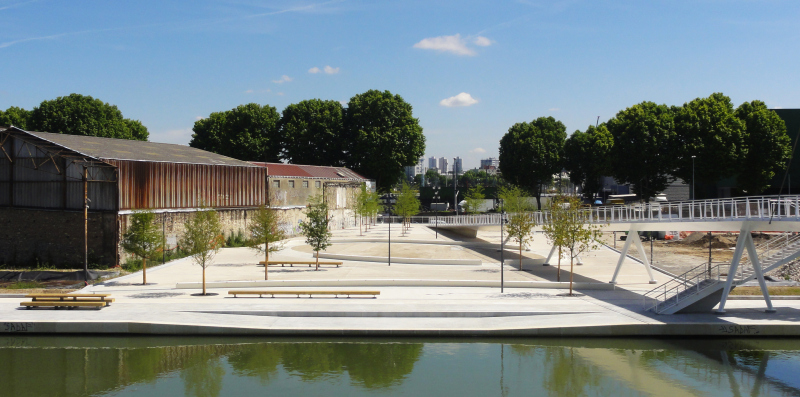 Illustration - La place vue depuis la rive opposée du canal