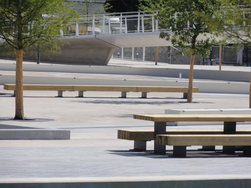 Illustration - table et bancs en bois complètent les grands bancs courbes en béton
