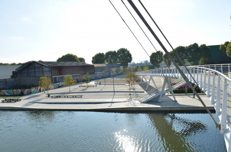 Illustration - la place vue depuis la passerelle