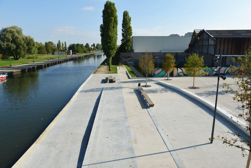 Illustration - la place vue depuis la passerelle
