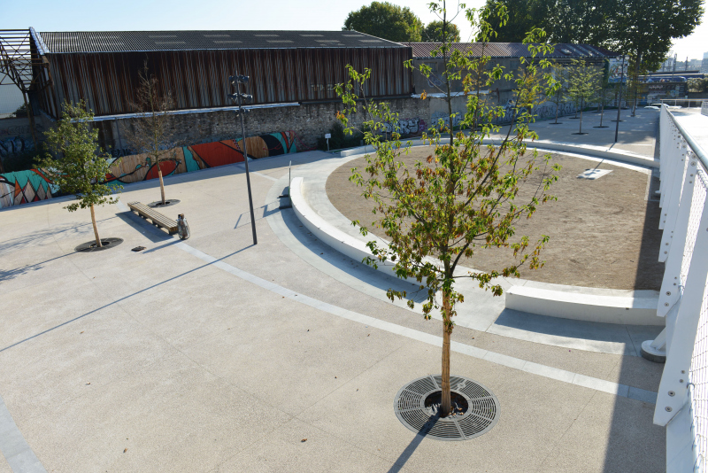 Illustration - la place vue depuis la passerelle