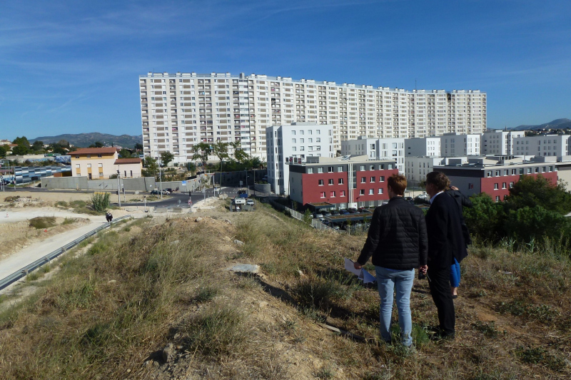 Illustration - Vue depuis le chantier de l’avenue Mérimée prolongée vers l’est : les constructions neuves du PRU1 du Vallon de Malpassé (D&A moe urbaine) et la barre des Lauriers en second plan