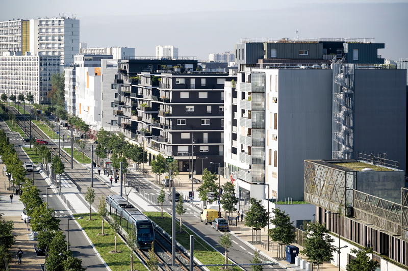 Illustration - Vue aérienne sur le Cours de Québec et sur le tramway