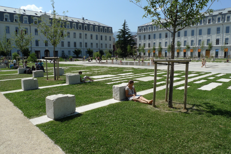 Illustration - Vue du jardin de la caserne réhabilitée – pelouse