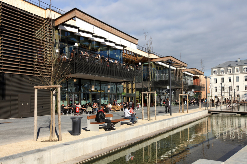 Illustration - Vue du centre commercial depuis le cœur du parc de Bonne – angle bassin